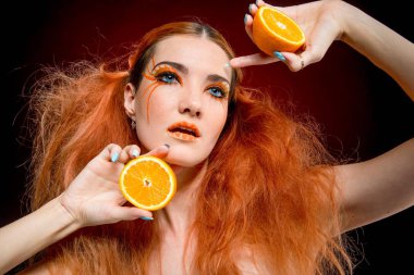 Portakal meyveli güzel kızıl kız. 