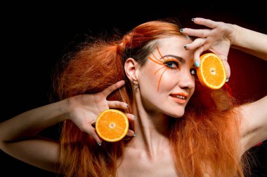 Portakal meyveli güzel kızıl kız. 