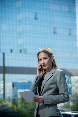 Sokaktaki genç başarılı iş kadını. 