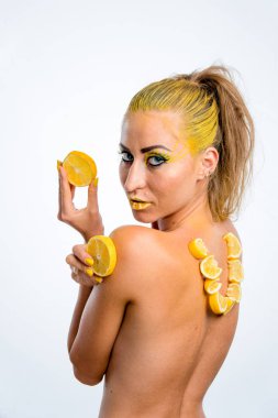 Sarı saçlı güzel bir kız ve bir dilim limon.