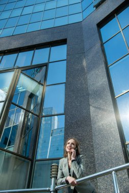 Sokaktaki genç başarılı iş kadını. 