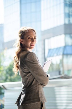 Sokaktaki genç başarılı iş kadını. 