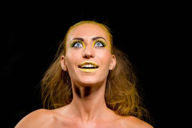 Sarı saçlı ve makyajlı güzel bir kız.