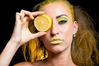 Sarı saçlı güzel bir kız ve bir dilim limon.