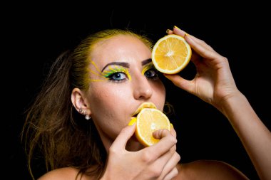 Sarı saçlı güzel bir kız ve bir dilim limon.