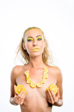 Sarı saçlı güzel bir kız ve bir dilim limon.