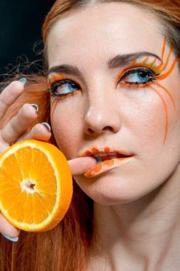 Portakal meyveli güzel kızıl kız. 