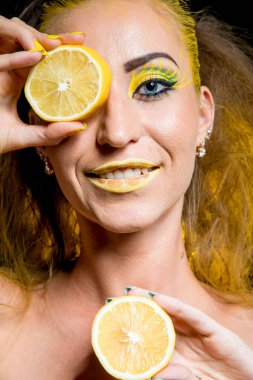 Sarı saçlı güzel bir kız ve bir dilim limon.