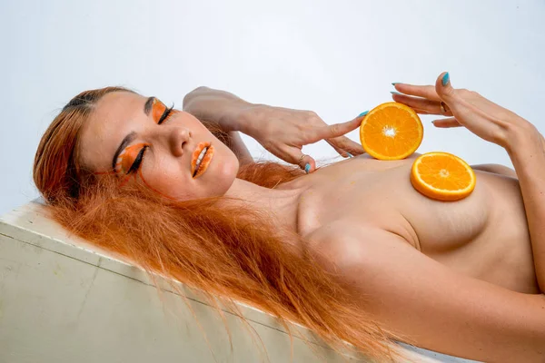 Mooi Roodharig Meisje Met Oranje Fruit — Stockfoto