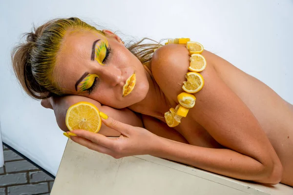 Beautiful Girl Yellow Hair Slice Lemon — Stock Photo, Image