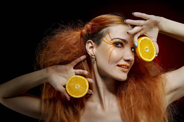 Mooi Roodharig Meisje Met Oranje Fruit — Stockfoto