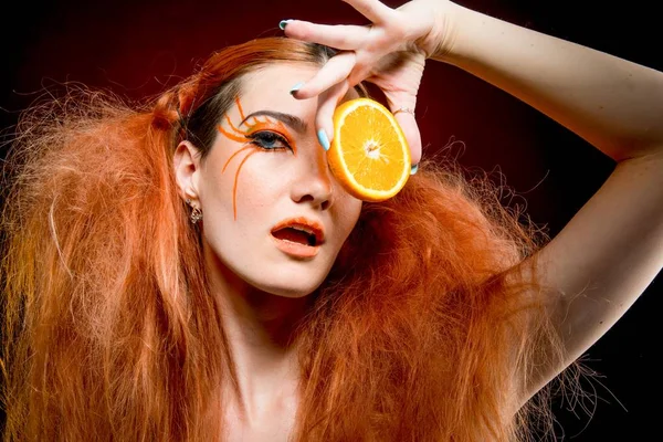 Mooi Roodharig Meisje Met Oranje Fruit — Stockfoto