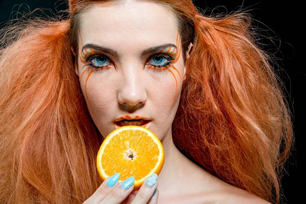 Mooi Roodharig Meisje Met Oranje Fruit — Stockfoto