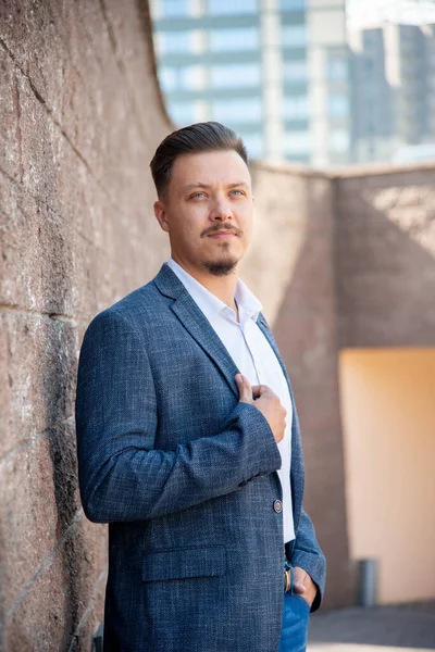 Sokakta takım elbiseli başarılı bir iş adamı.