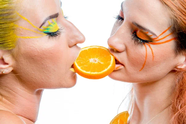 Turunçgil dilimli iki genç kız.