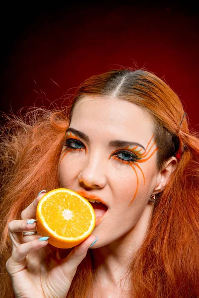 Mooi Roodharig Meisje Met Oranje Fruit — Stockfoto