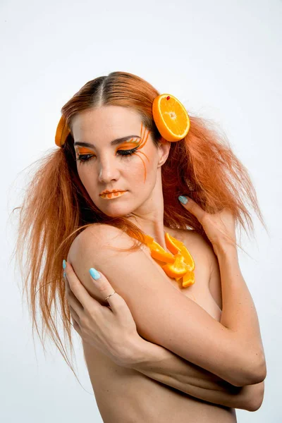 Portakal meyveli güzel kızıl kız. 