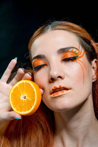 Portakal meyveli güzel kızıl kız. 