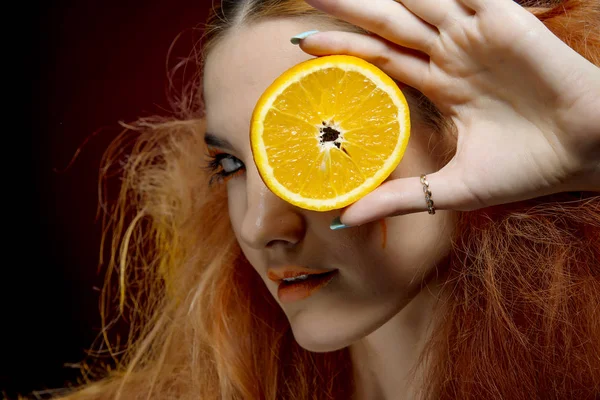 Mooi Roodharig Meisje Met Oranje Fruit — Stockfoto