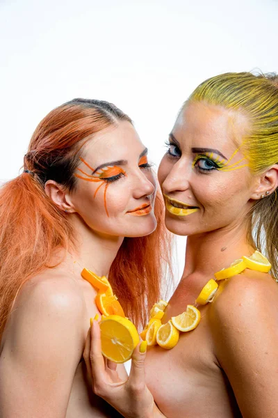 İki genç kız narenciye dilimleri ile