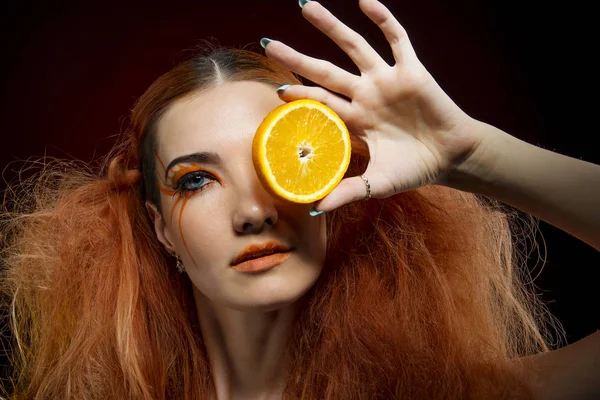 Hermosa Pelirroja Chica Con Naranja Fruta —  Fotos de Stock