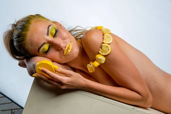 Beautiful Girl Yellow Hair Slice Lemon — Stock Photo, Image