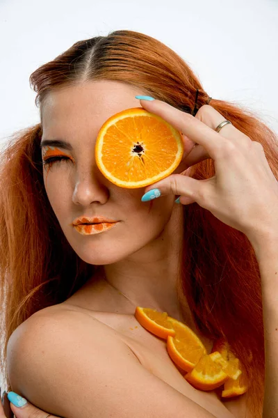 Beautiful Redhead Girl Orange Fruit — Stock Photo, Image