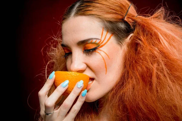 Mooi Roodharig Meisje Met Oranje Fruit — Stockfoto