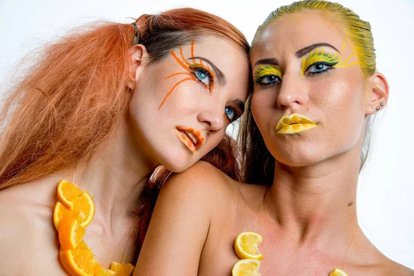 Twee Jonge Meisjes Met Citrusvruchten Plakjes — Stockfoto