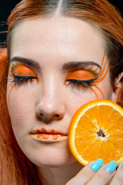 Mooi Roodharig Meisje Met Oranje Fruit — Stockfoto