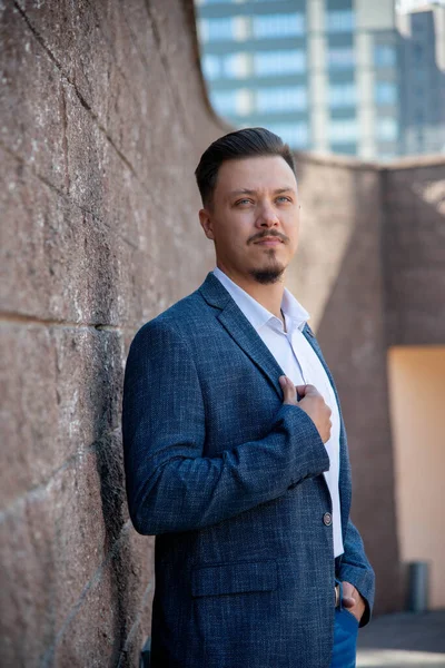 Sokakta takım elbiseli başarılı bir iş adamı.