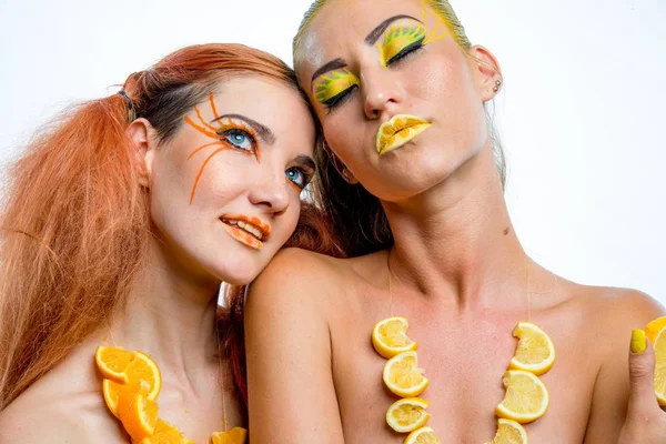 Twee Jonge Meisjes Met Citrusvruchten Plakjes — Stockfoto