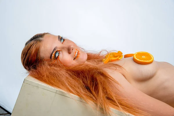 Piękna Ruda Dziewczyna Pomarańczowym Owocem — Zdjęcie stockowe