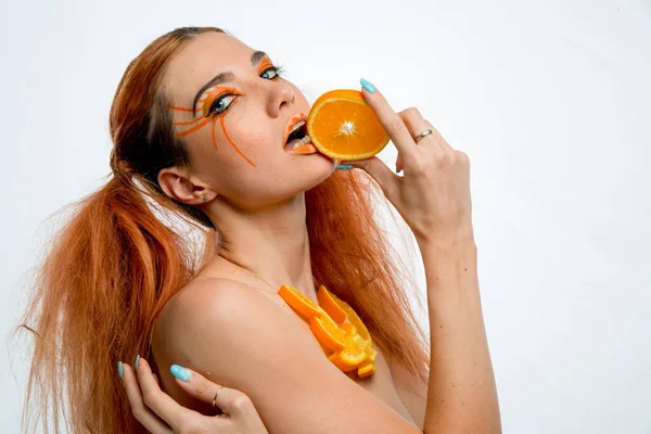 Beautiful Redhead Girl Orange Fruit — Stock Photo, Image