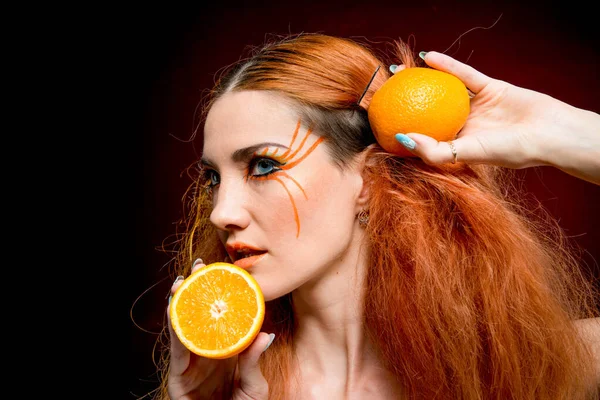 Mooi Roodharig Meisje Met Oranje Fruit — Stockfoto