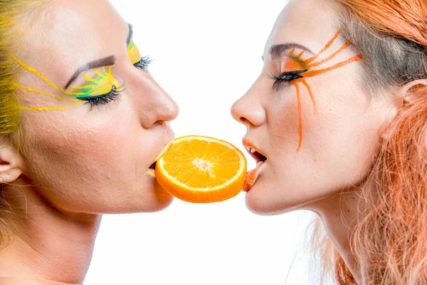 Turunçgil dilimli iki genç kız.