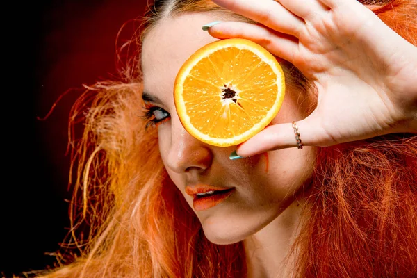 Portakal meyveli güzel kızıl kız. 