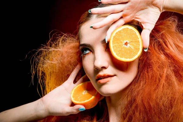 Mooi Roodharig Meisje Met Oranje Fruit — Stockfoto