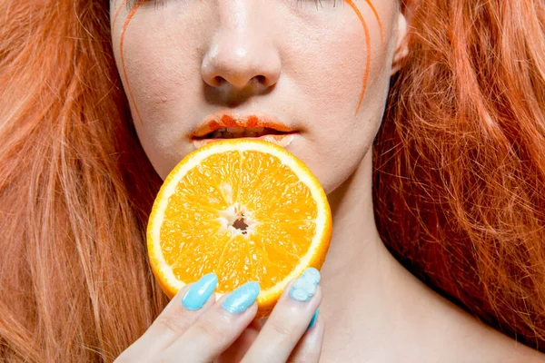 Mooi Roodharig Meisje Met Oranje Fruit — Stockfoto