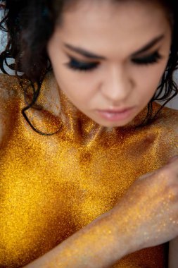 moda güzel kız renkli banyo suyunda poz veriyor. 