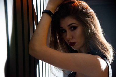 Göz kamaştırıcı, baştan çıkarıcı genç bir kadının stüdyo çekimi. 