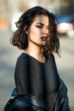 moda güzel kız poz veriyor