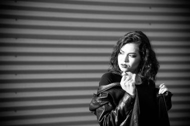 moda güzel kız poz veriyor