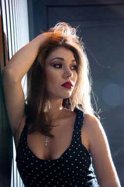 Göz kamaştırıcı, baştan çıkarıcı genç bir kadının stüdyo çekimi. 