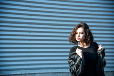 moda güzel kız poz veriyor