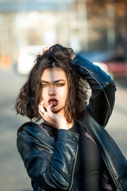 moda güzel kız poz veriyor
