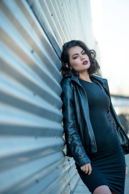 moda güzel kız poz veriyor