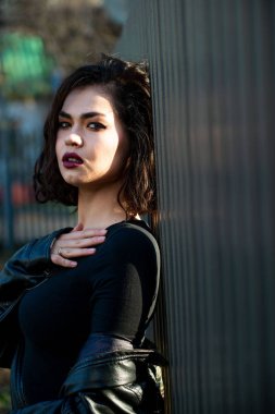 moda güzel kız poz veriyor