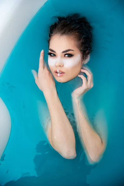 Mode Mooi Meisje Poseren Kleurrijk Bad Water — Stockfoto