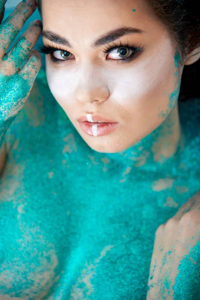 Moda Menina Bonita Posando Água Banho Colorido — Fotografia de Stock